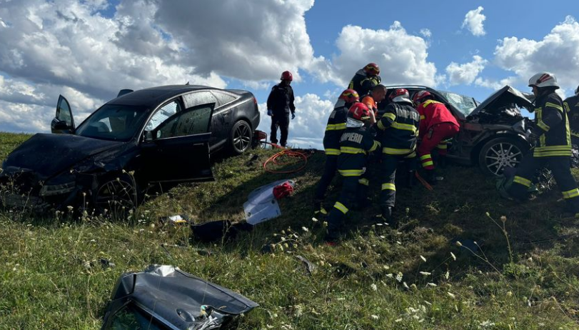 FOTO. Trei răniți după ce două mașini s-au ciocnit frontal pe DN 1, aproape de Făgăraş. O victimă a fost preluată de elicopterul SMURD