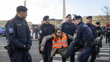 activista climatica luata pe sus de politie la viena