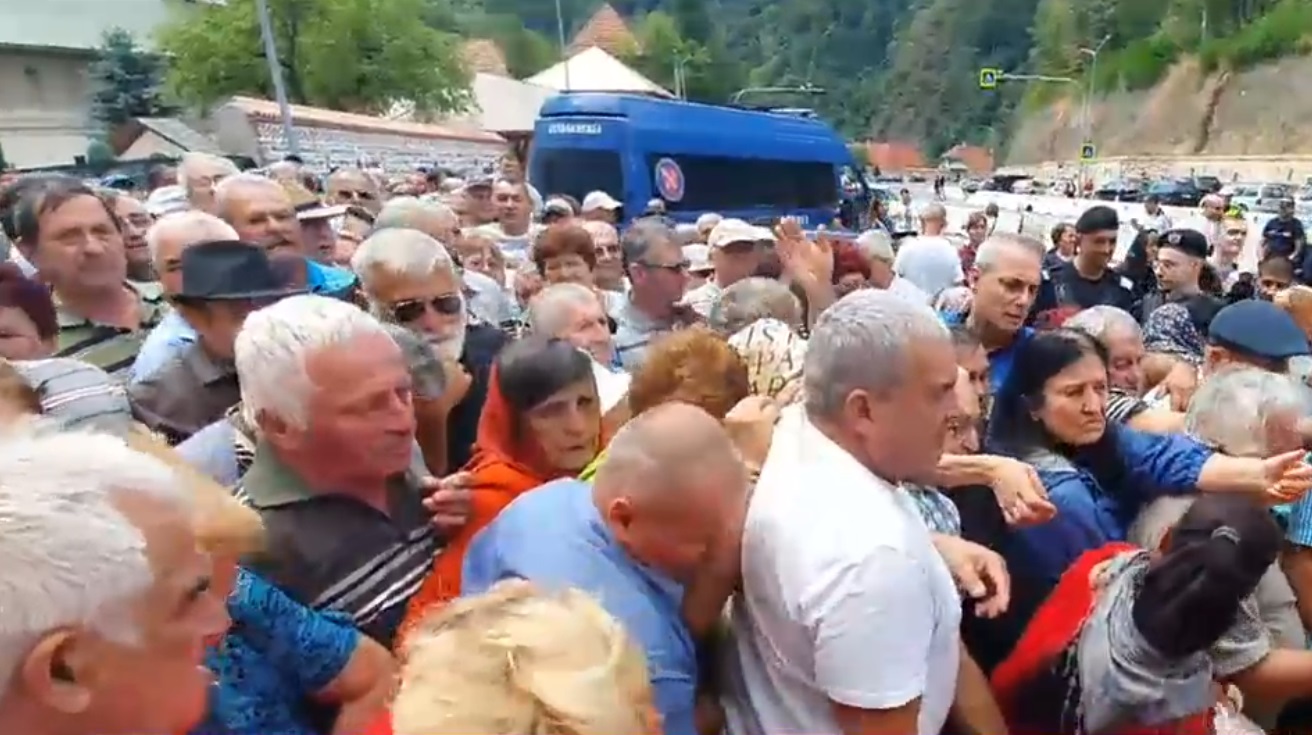 Sute de pelerini s-au îmbulzit să primească pomană la Mănăstirea Lainici din județul Gorj: „Stăm la rând ca proștii”