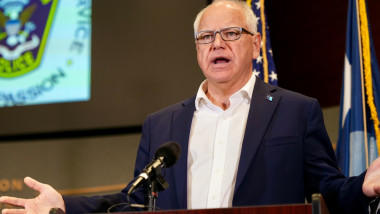 tim walz sustine un discurs