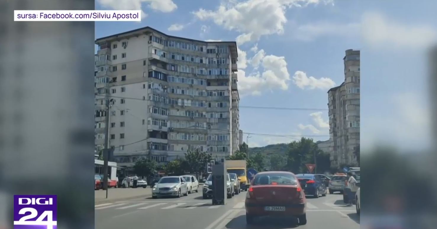 VIDEO La plimbare cu frigiderul pe trecerea de pietoni. Imagini amuzante surprinse într-o intersecție aglomerată din Iași