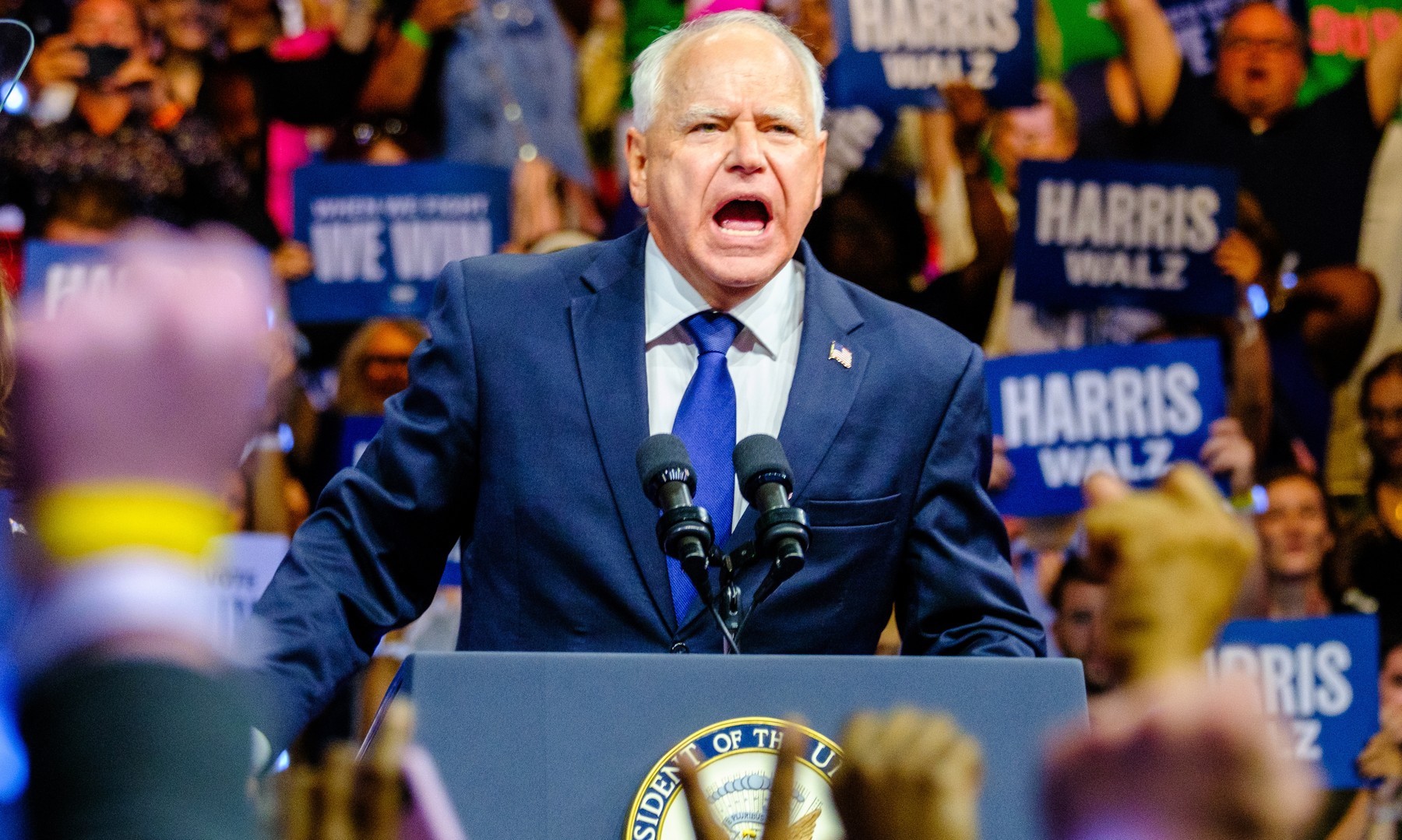 Tim Walz își începe campania alături cu Kamala Harris cu un atac la Donald Trump: Un retrograd care „seamănă haos şi diviziune”