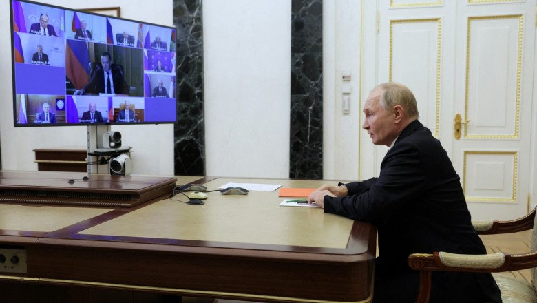 vladimir putin se întîlnește în teleconferință cu consiliul de securitate