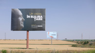 Banner electoral cu Nicolae Ciucă pe un câmp în apropierea Autostrăzii A2,