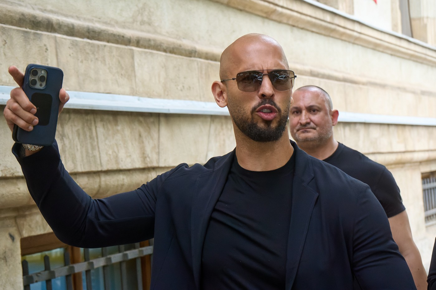 Deputaţi şi avocaţi britanici îi cer premierului să obțină extrădarea lui Andrew Tate, cu prilejul deplasării sale în Dubai