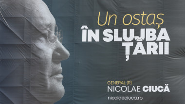 Banner cu cartea lui Nicolae Ciucă "Un ostaș în slujba țării" pe un câmp în apropierea Autostrăzii A2 // Sursă foto: Inquam Photos / George Călin