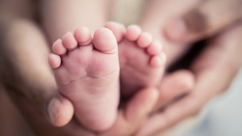 Femeile din categorii defavorizate care au născut după 12 aprilie pot beneficia de tichete sociale. Câți bani primesc