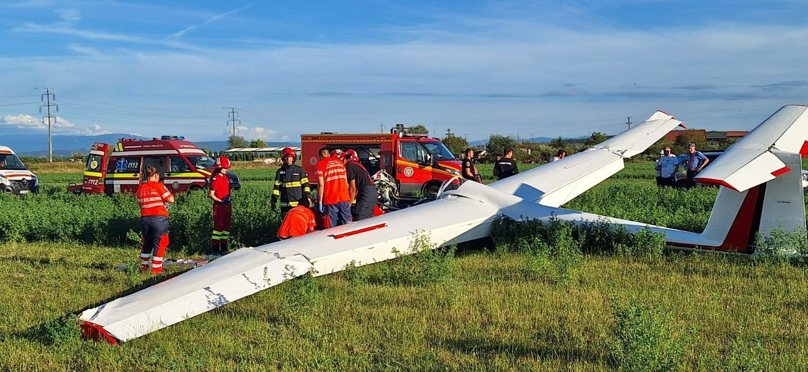Incident aviatic în Hunedoara. Un pilot de planor a fost rănit după ce a aterizat forțat într-un lan de lucernă