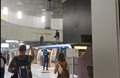 Incident șocant la metrou în București. Un bărbat s-a urcat pe un tren şi a vrut să pulverizeze substanţe dintr-un extinctor