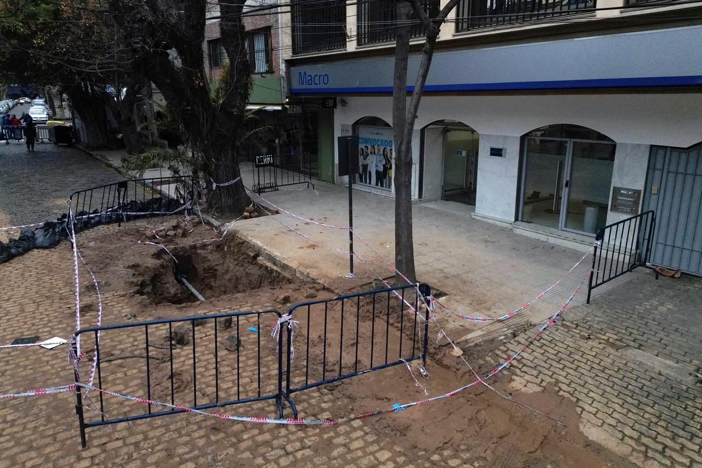 Un tunel de 220 de metri a fost descoperit întâmplător lângă o bancă, în Argentina. Un nou „jaf al secolului” probabil a fost evitat