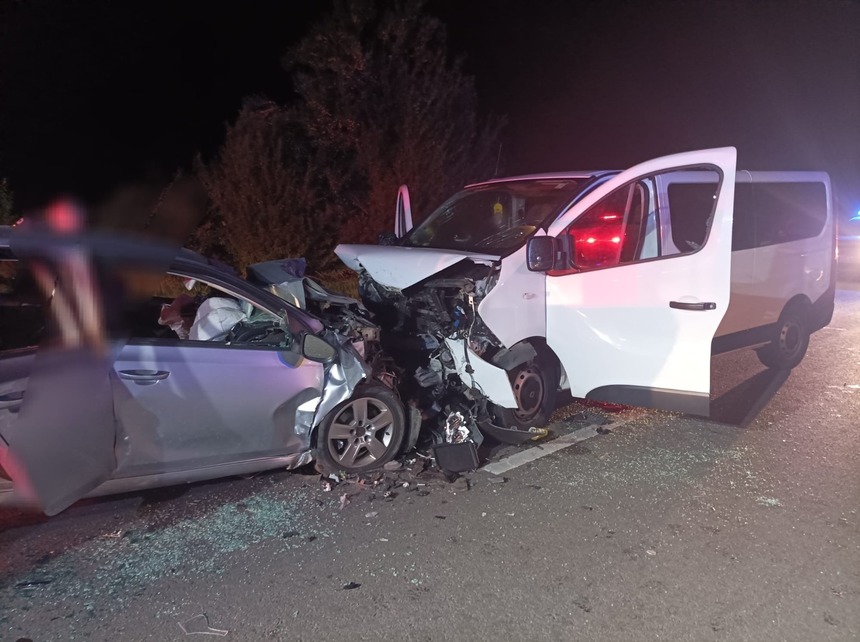 Accident grav pe „Drumul morții”: Doi tineri au murit după ce o mașină s-a izbit de un microbuz