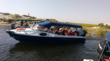 barca cu turisti in delta dunarii