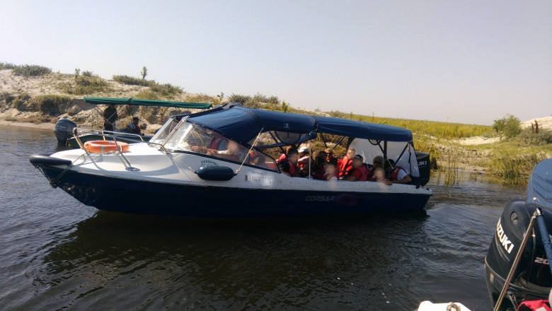 barca cu turisti in delta dunarii