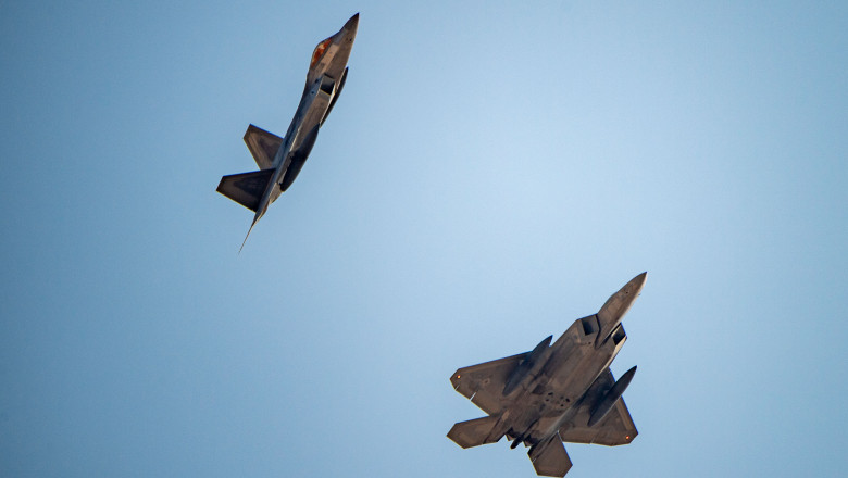 2 avioane f-22 in aer