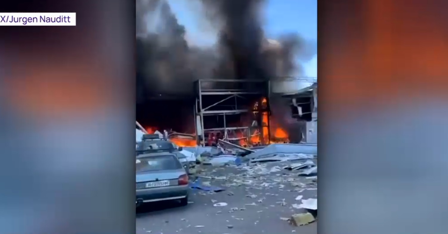 Rușii au bombardat un centru comercial din Ucraina. 10 morți și 24 de răniți
