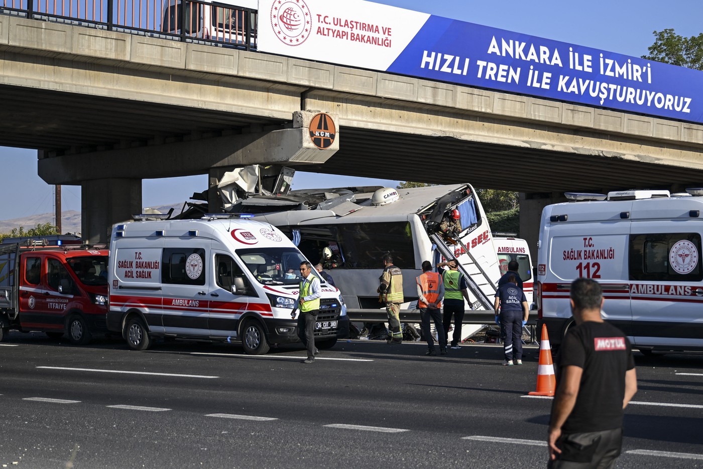 Cel puțin zece morți și 26 de răniți într-un accident de autocar la Ankara. ”Nu există urme de frânare”