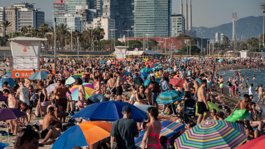 July 31, 2024, Barcelona, Spain: People crowds and cool off at Bogatell beach in Barcelona amid a heat wave affecting the Iberian Peninsula that is reaching record temperatures for summertime. Credit: Jordi Boixareu/Alamy Life News