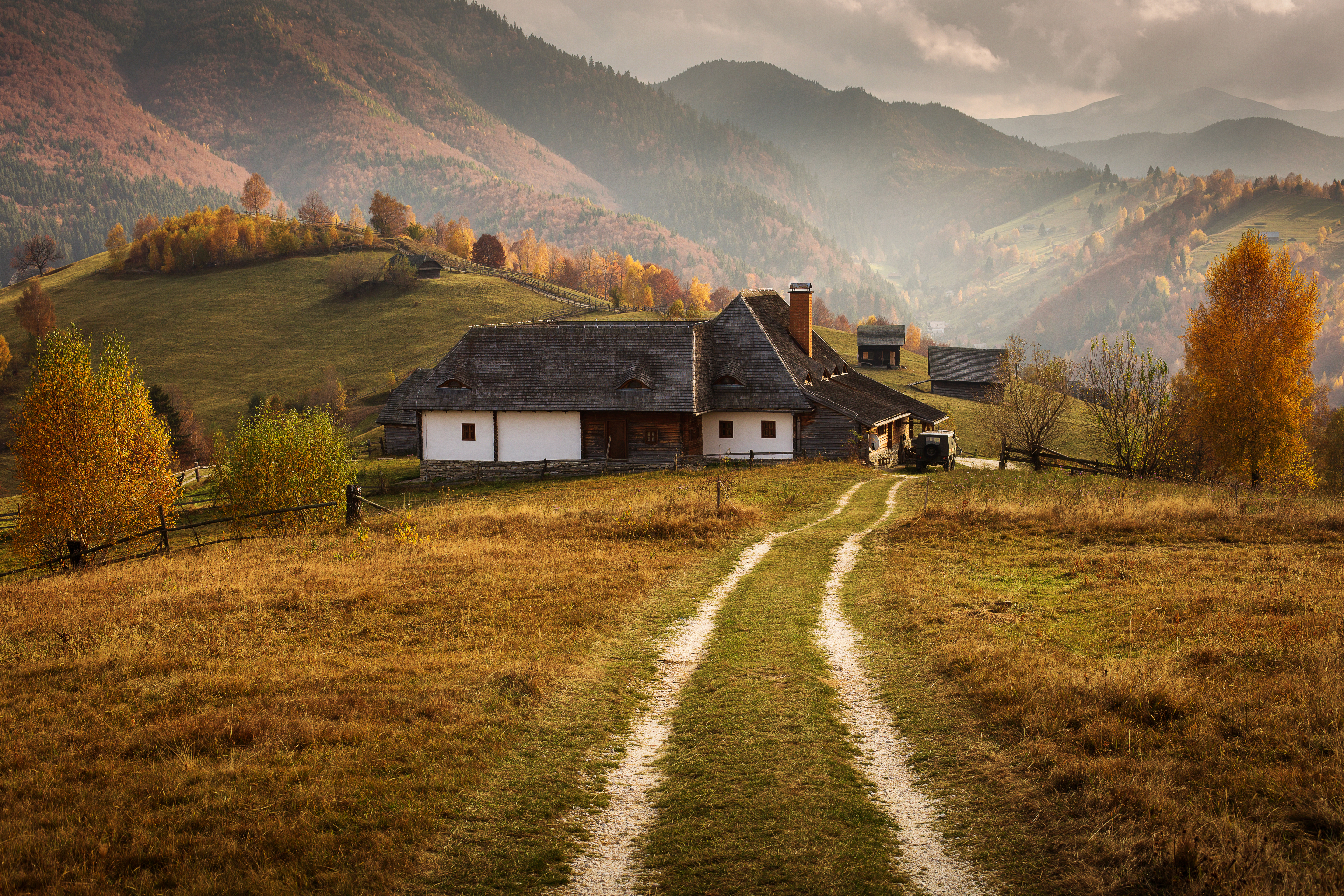 Locuitorii unui sat pitoresc din România restaurează case vechi de un secol pentru a atrage mai mulți turiști