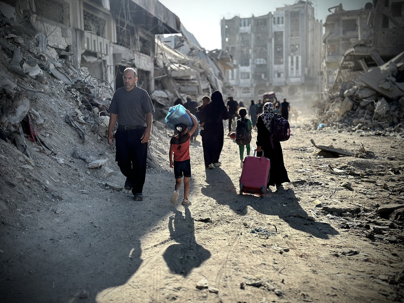 Israelul va aproba marți planurile de preluare a oraşului Gaza (presă). Mii de palestinieni au părăsit deja zona