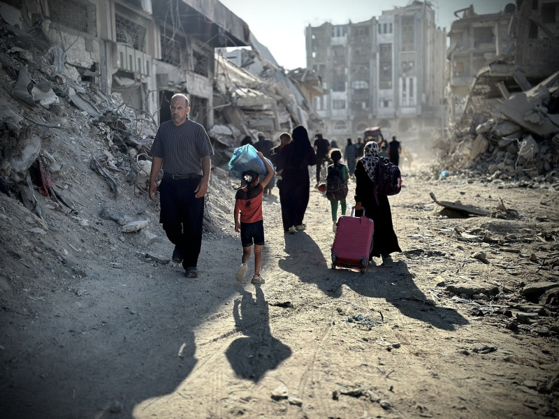 Palestinienii pleacă din orașul Khan Yunis din Fâșia Gaza