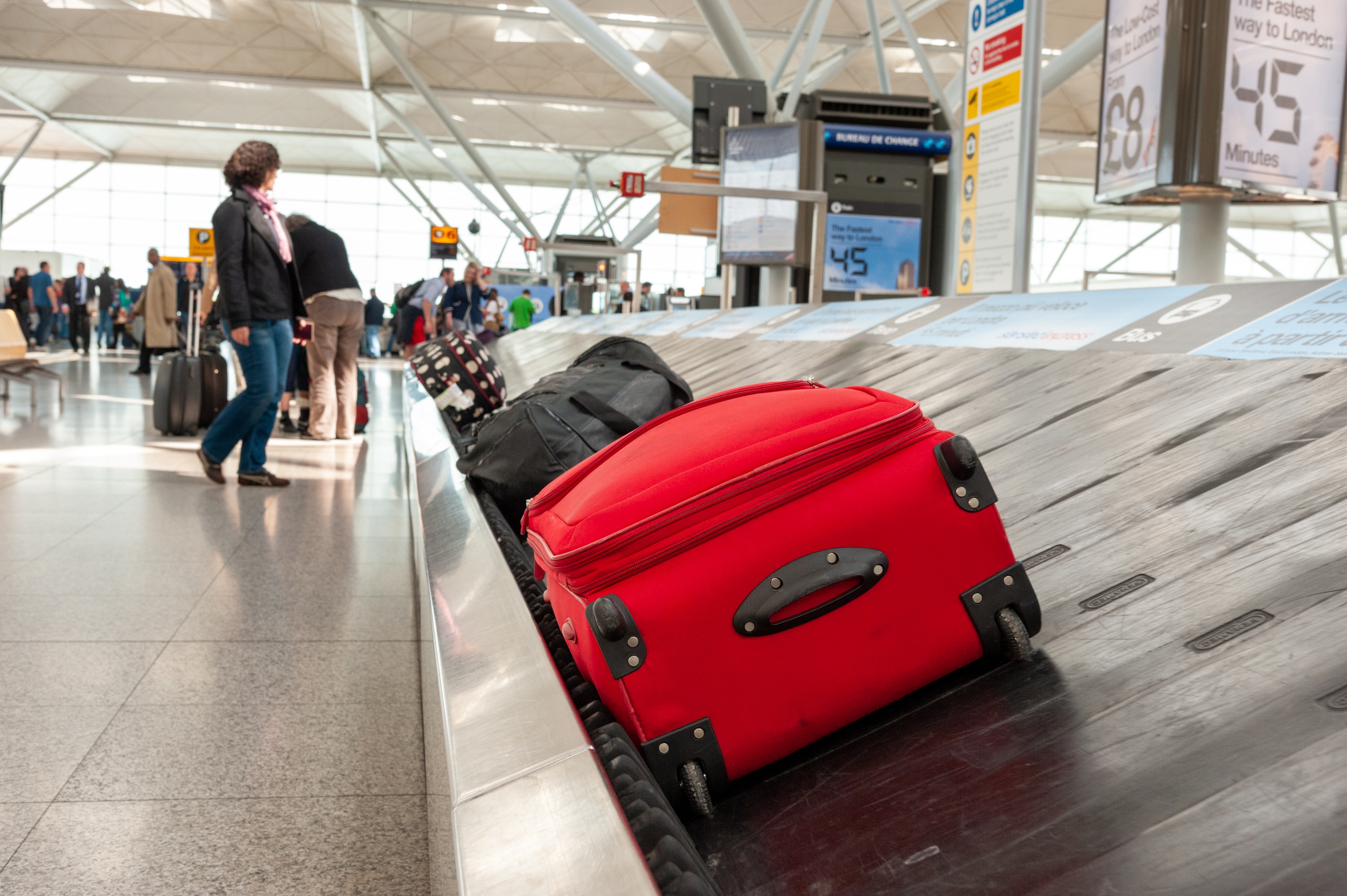 O femeie a murit după ce a fost prinsă într-o bandă de bagaje de pe aeroportul din Chicago