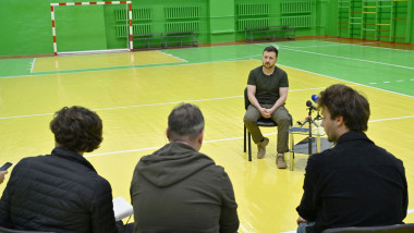 Ukrainian President Volodymyr Zelensky speaks during an interview for French media intr-o sala de sport