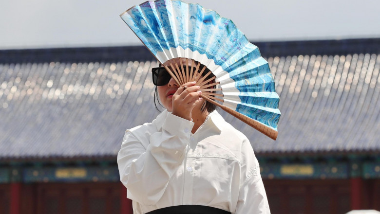 Tourists visit Tiantan Park amid hot weather