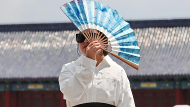 Tourists visit Tiantan Park amid hot weather