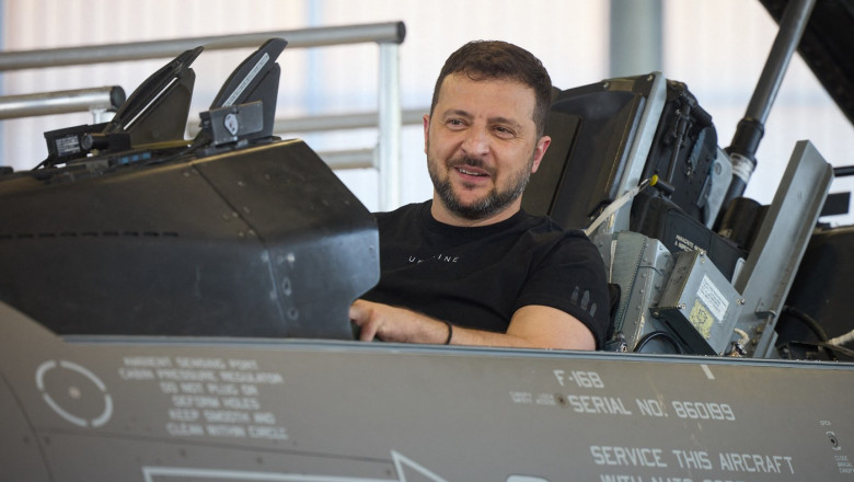 Președintele Zelenski în cabina unui F-16