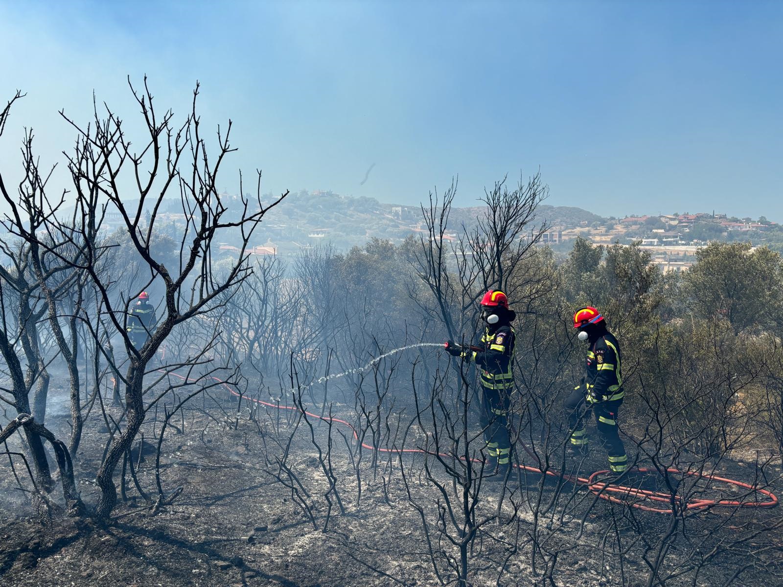 Pompierii români, prima misiune de stingere a incendiilor din Grecia. Intervenția lor include și un elicopter