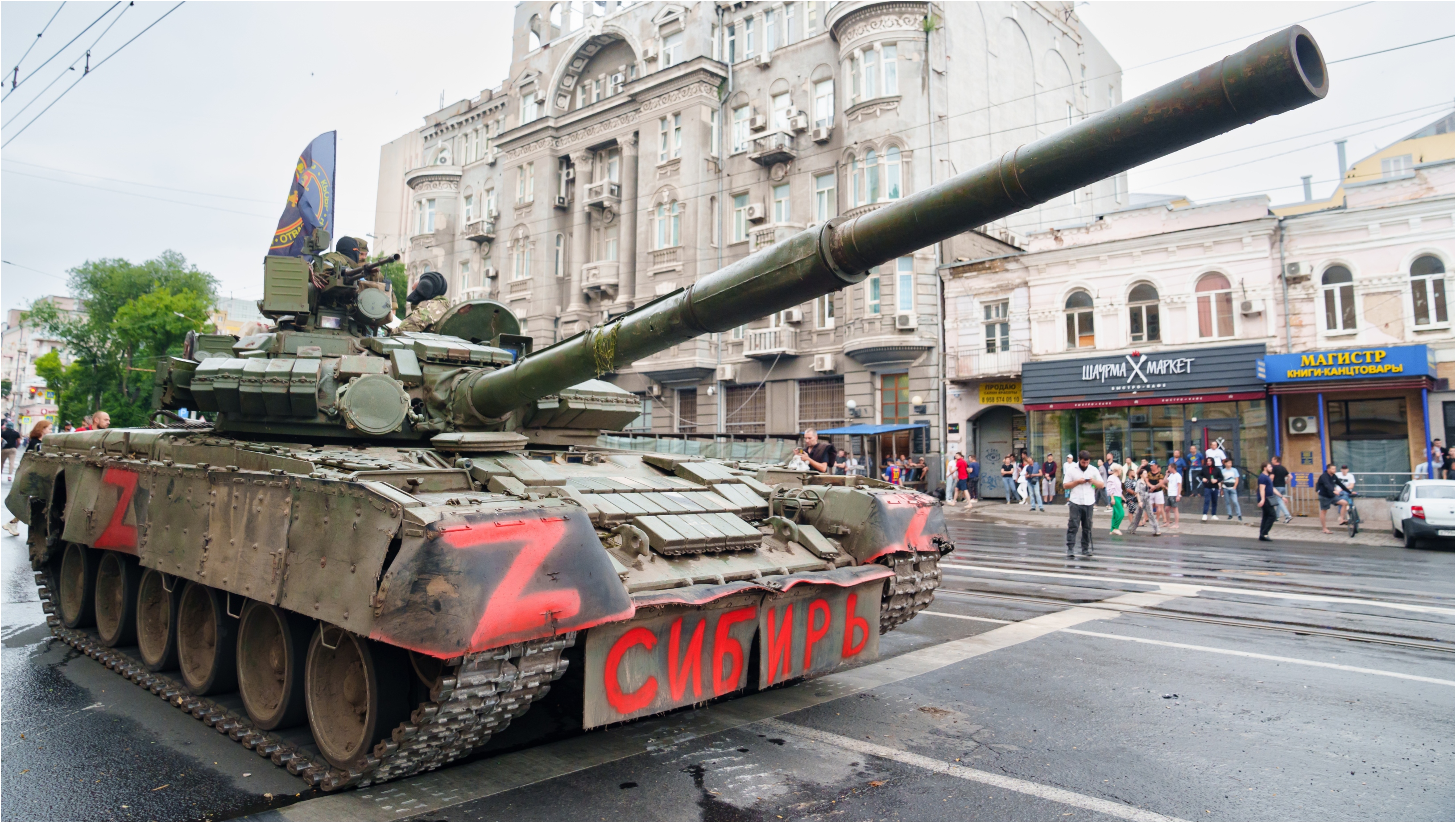 „Au murit sub șenilele tancului”. Tot mai mulți civili din Rusia ajung să fie călcați de mașinile de război ale lui Putin
