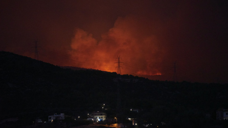 Incendiu de amploare în apropiere de Atena.