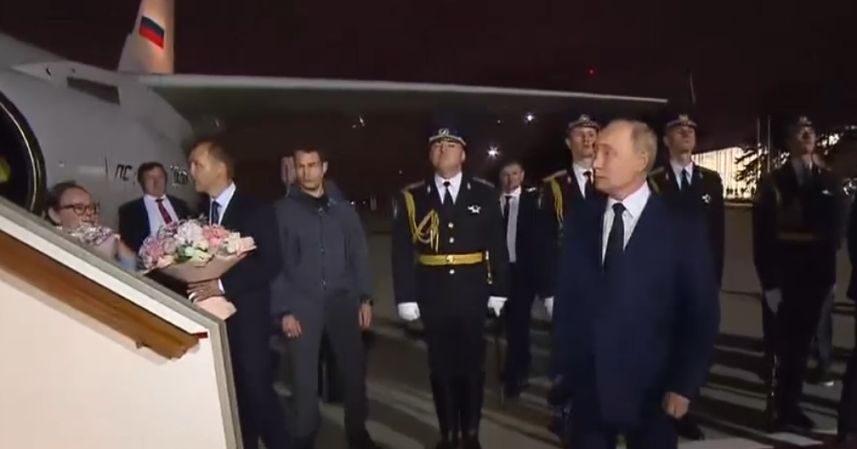 Putin i-a așteptat la aeroport, pe covorul roșu, pe spionii și hackerii eliberați în cadrul schimbului de deținuți cu Occidentul|EpicNews