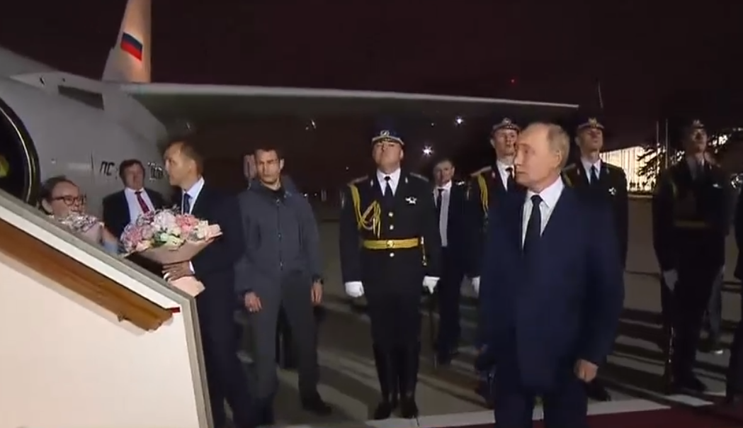 VIDEO Putin i-a așteptat la aeroport, pe covorul roșu, pe spionii și hackerii eliberați în cadrul schimbului de deținuți cu Occidentul