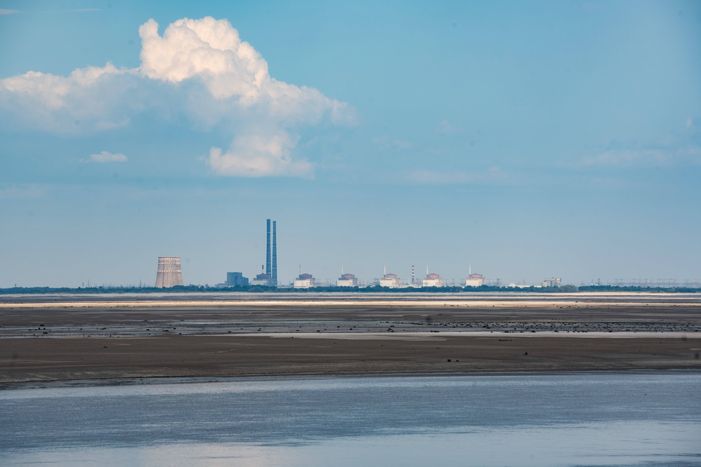 Seceta pune în pericol centrala nucleară de la Zaporojie. Apa din iazul de răcire continuă să scadă