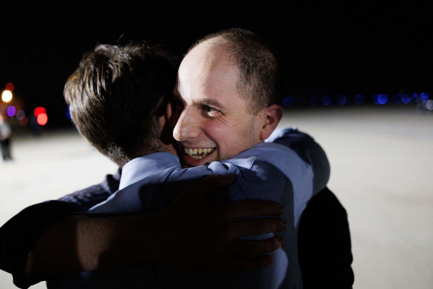 Imagini emoționante cu momentul în care deținuții eliberați de Putin au aterizat în SUA. Au fost așteptați de Biden și Kamala Harris