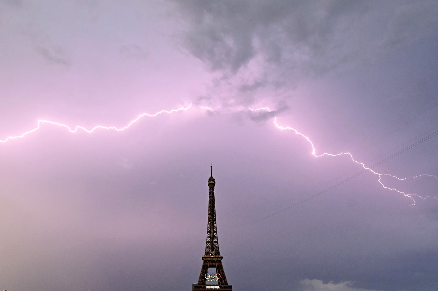 ”Am crezut că sunt bombe!”. Seară ”electrică” la Paris și alte regiuni din Franța, cu 40.000 de fulgere într-o oră și torenți de noroi