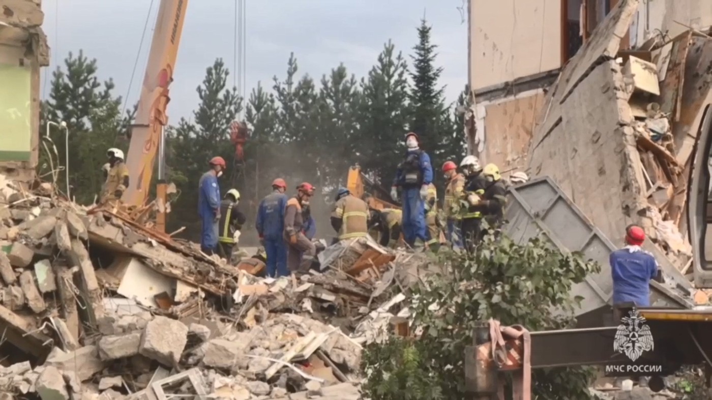 Explozie puternică într-un bloc din Rusia. Cel puțin 4 morți, printre care 2 copii. 15 oameni au fost salvați de sub dărâmături