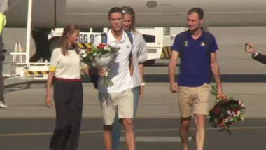 david popovici cu un buchet de flori dupa ce a coborat din avion