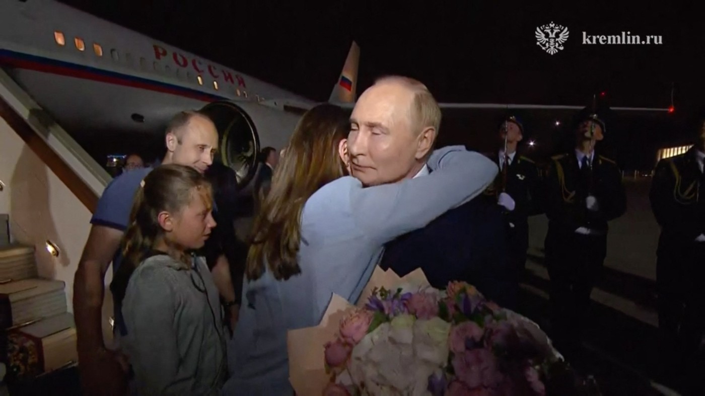 Copiii unor spioni eliberați în urma schimbului istoric cu SUA au aflat în avion că sunt ruși. Nu știau cine e Putin