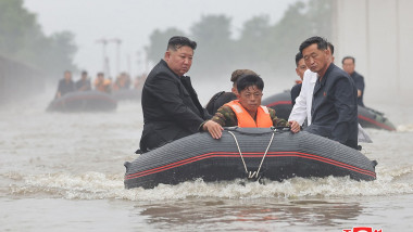 Kim Jong Un vizitează zonele afectate de inundatii.