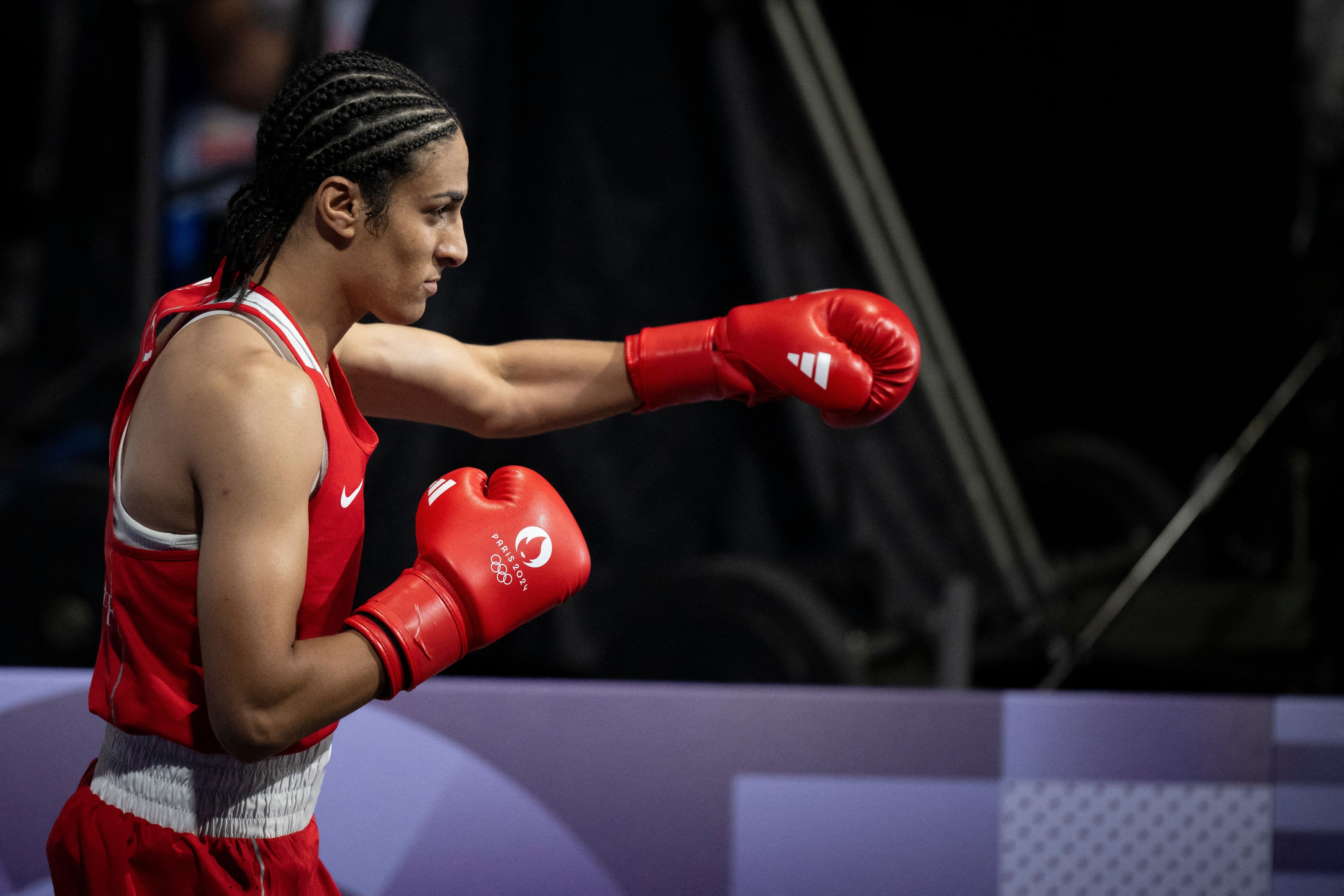 Imane Khelif urcă din nou în ringul olimpic după zile de controverse și dezinformări online. Adversara sa a încercat să conteste meciul