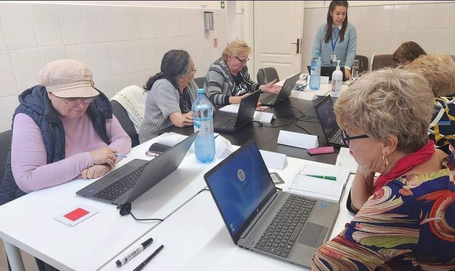 Primăria Capitalei îi învață pe pensionari să folosească smartphone-ul, tableta și computerul. Anunțul lui Nicușor Dan
