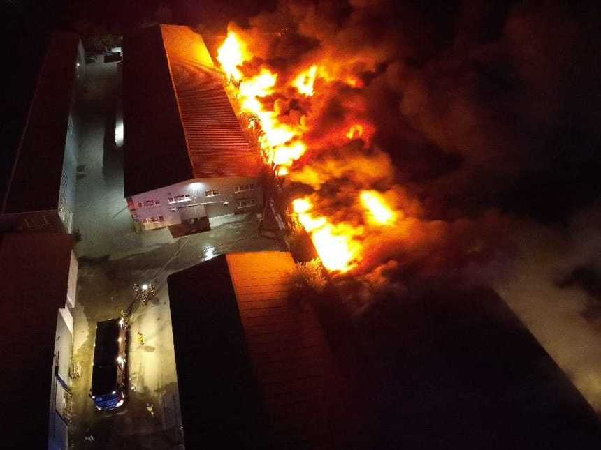 Incendiu uriaș lângă București, la un depozit de electrocasnice. Pompierii au încercat toată noaptea să stingă focul