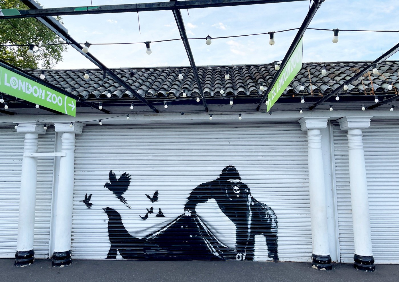 Banksy eliberează animalele de la Grădina Zoologică din Londra, într-o lucrare care încheie seria de picturi murale