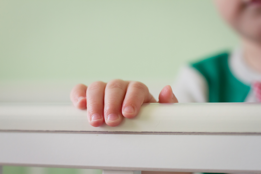 Băiețelul de 4 ani luat de stat de lângă mama sa, după o sesizare a medicului de familie, a ajuns la bunicii săi din Calafat