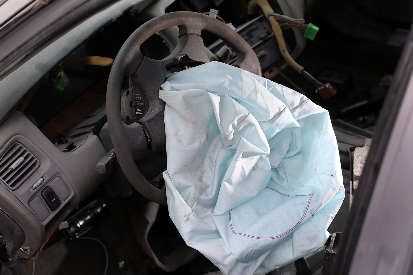 Ford și Mazda avertizează șoferii unor modele de vehicule în legătură cu probleme la sistemul de airbag. Pericol potențial letal
