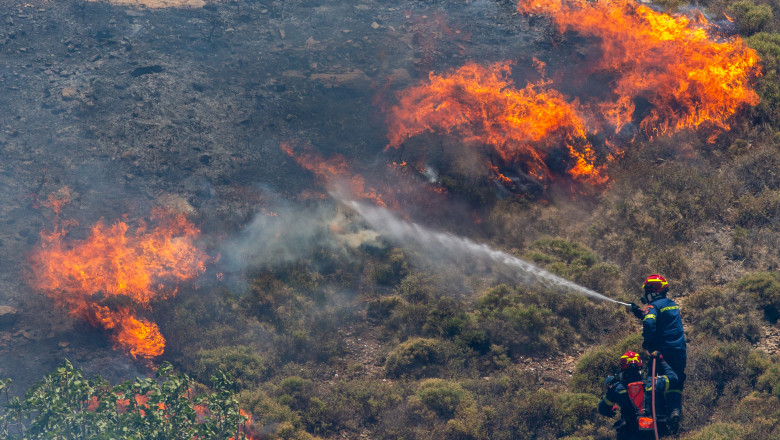 Nu mai sunt incendii active în zona Atenei. Pompierii rămân însă în alertă maximă