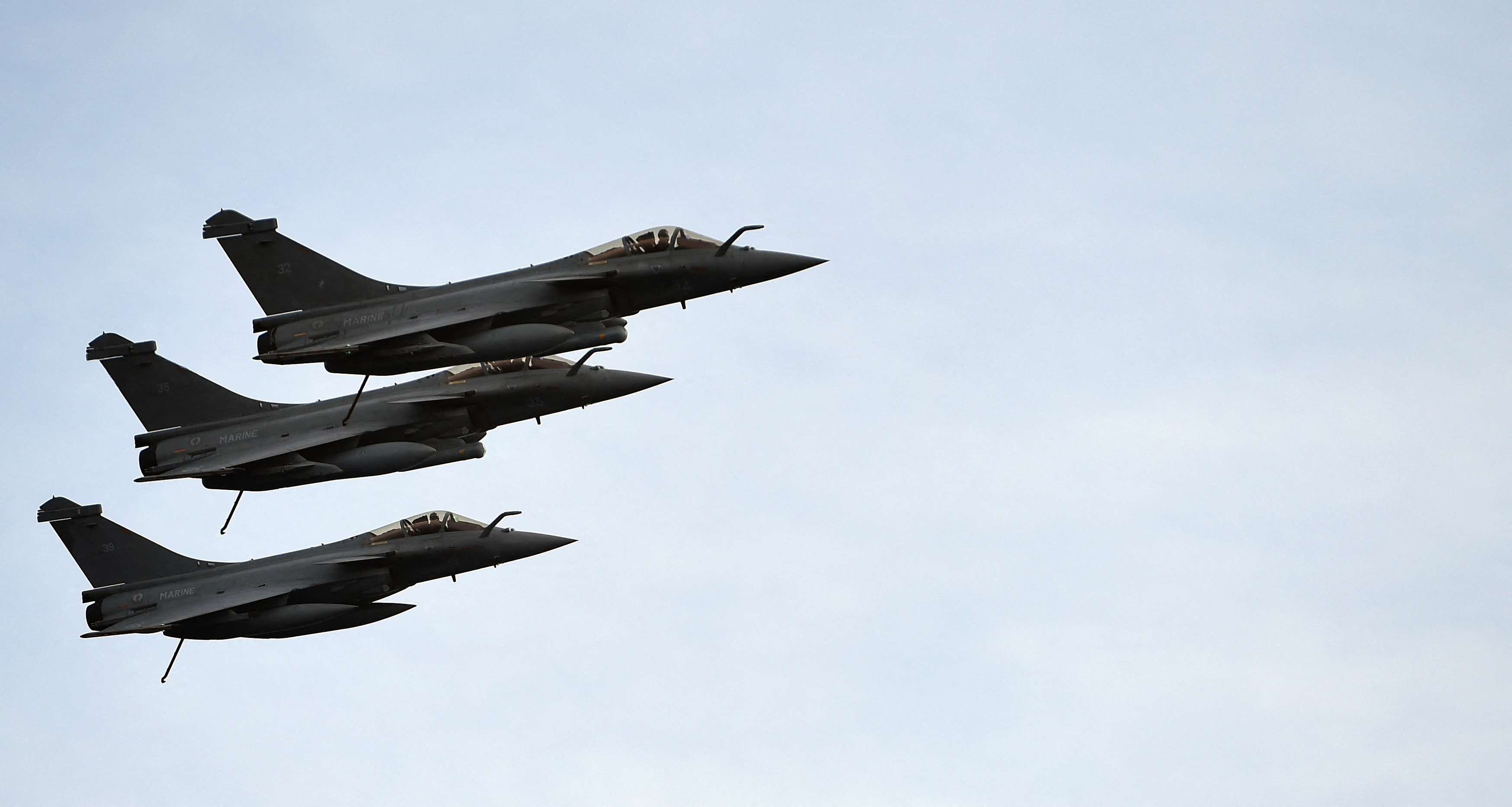 Două avioane militare s-au ciocnit în estul Franței. Doi piloți sunt dați dispăruți