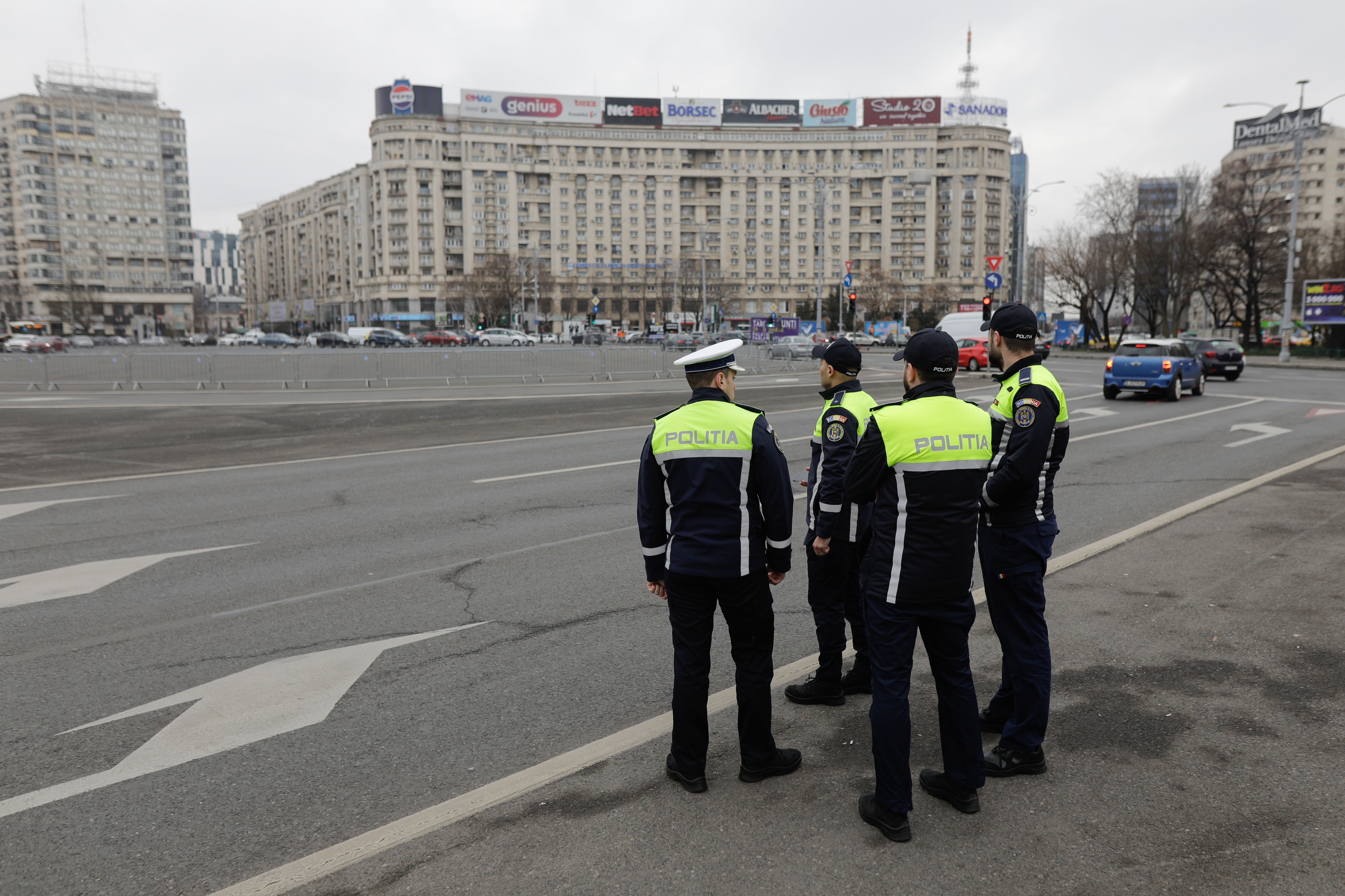 Patru polițiști bucureșteni de la Rutieră, urmăriți penal pentru luare de mită. Cât le cereau șoferilor prinși în trafic